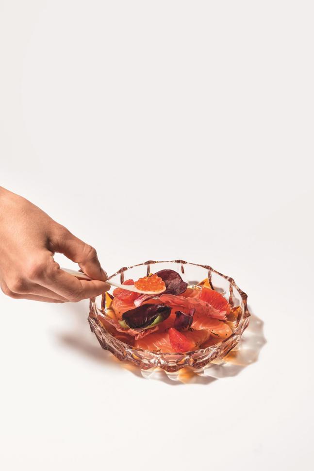 Monochrome Vorspeise auf Brockenstubenkristall: marinierter Lachs mit Blutorangen und Grumolo rosso Monochrome Vorspeise auf Brockenstubenkristall: marinierter Lachs mit Blutorangen und Grumolo rosso