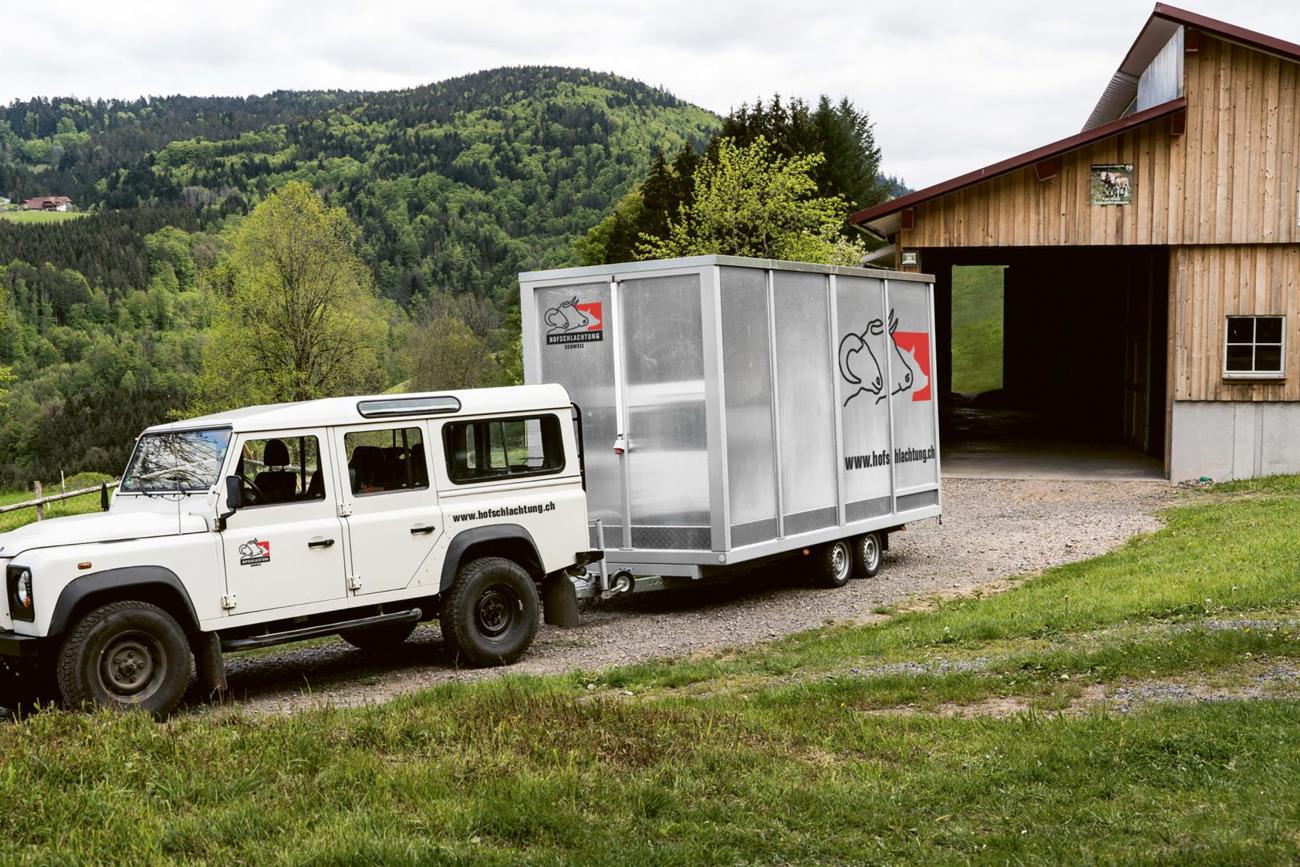 Was aussieht wie ein gewöhnlicher Transportanhänger, ist in der Tat eine mobile Schlachtanlage. 