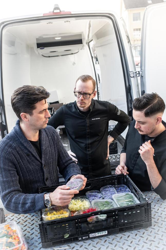 Zeigt, was er mitgebracht hat: Feinkosthändler Simon Baurens (links) von Trois Champignons in Zürich