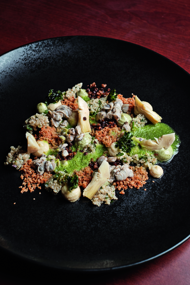 Macht sich gut auf dem Teller: Zürichsee-Muscheln, Bernbieter Quinoa, Artischockencrème, Federkohl, geröstete Linsen und Gazpacho