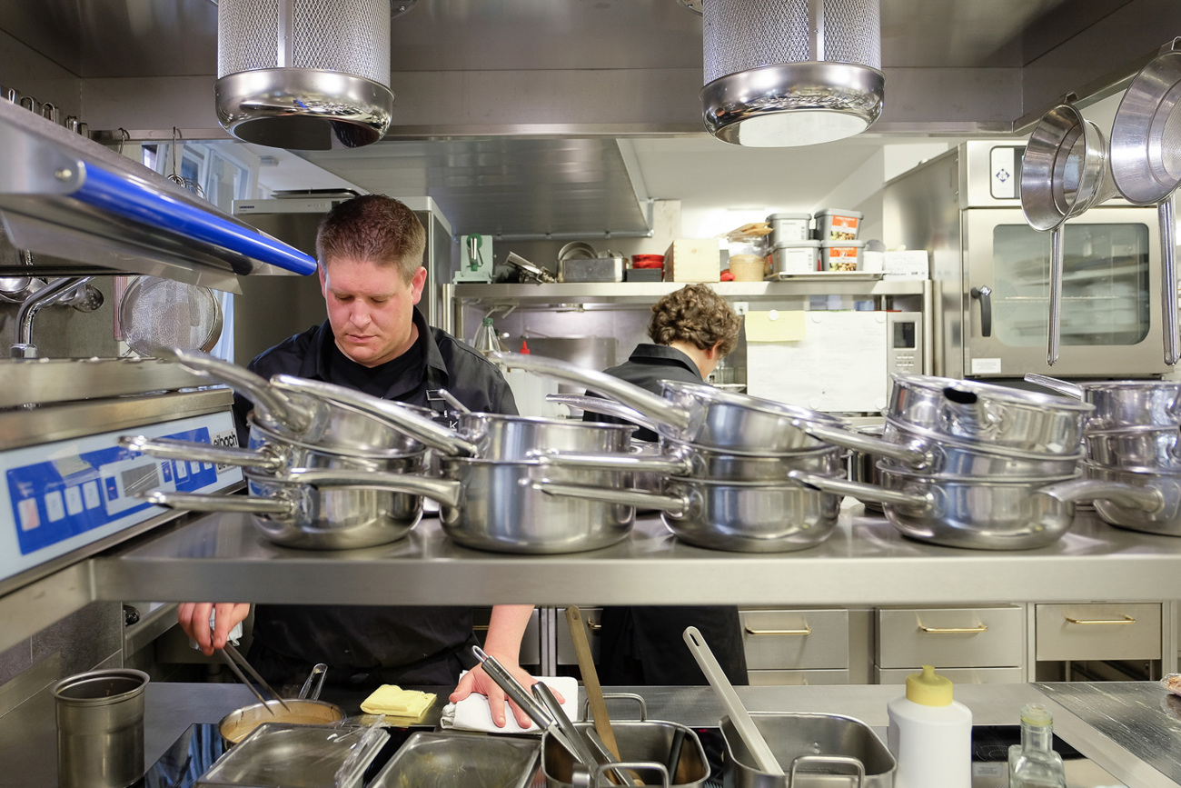 In der Taverne zum Schäfli in Wigoltingen hat sich Christian Kuchler innert Rekordzeit 18 Gault-Millau-Punkte und zwei Michelin-Sterne erkocht. Ab sofort geht er vier- bis fünfmal pro Monat mit seinem Food Truck «Black Sheep» auf Stör.