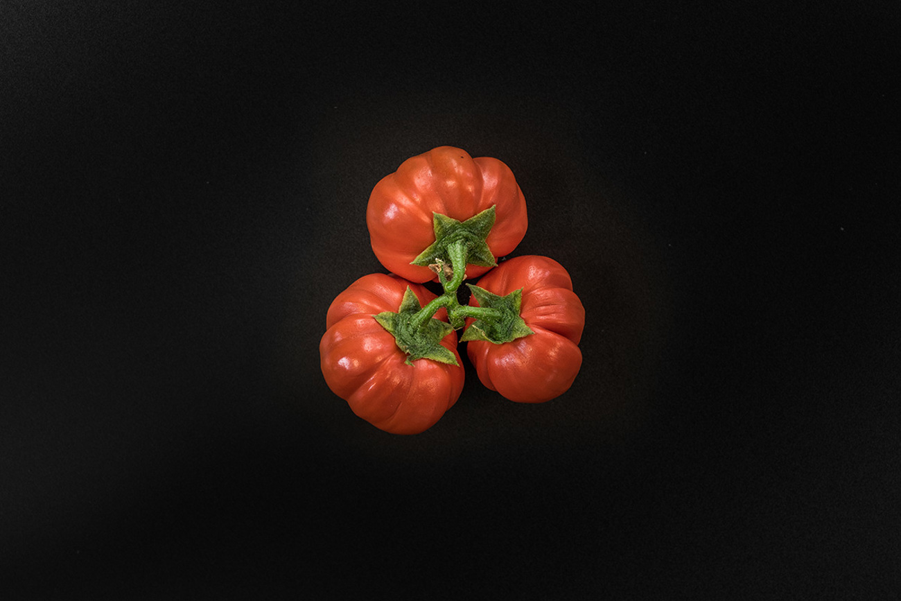 Eine Sorte, die Verwirrung stiftet: Sie heisst Orange, sieht aus wie eine Tomate, ist aber ganz Aubergine.