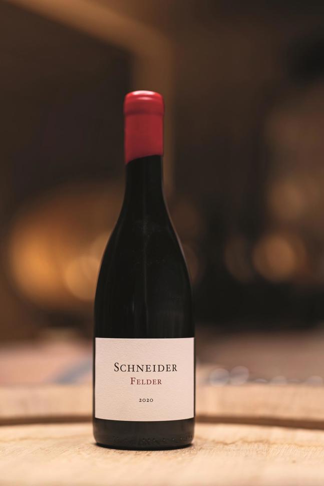 Pinot noir Schneider Felder 2020 – Vielschichtig und kompakt, gut eingebundene Tannine. Bereits erstaunlich elegant für sein Alter. Jahresproduktion: 800 Flaschen.