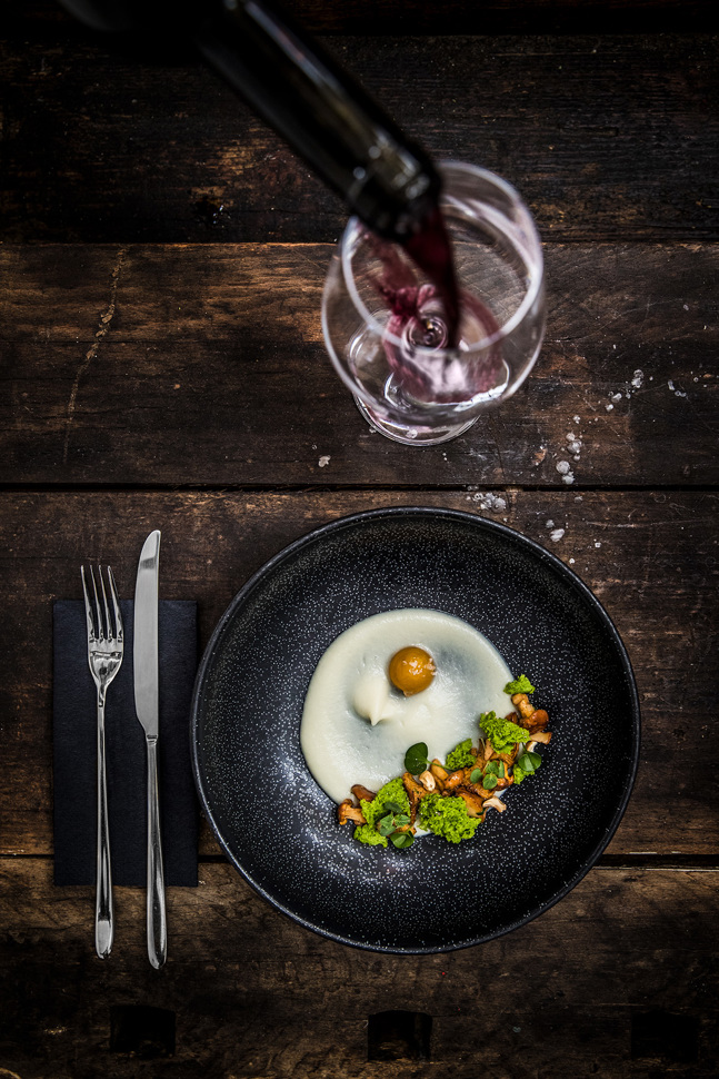 Pfifferlinge à la Plancha – Wachtelei – Vinaigrette – Blumenkohlpüree - Petersilienschaum von Benoît Waber und Léonard Gamba, Café de la Fonderie 