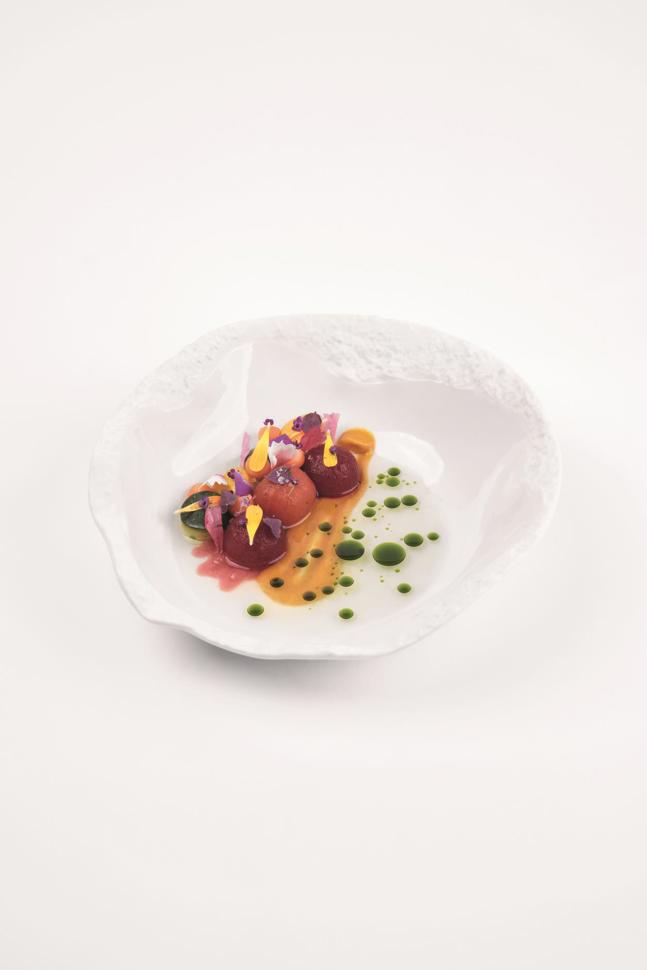 Ein vegetarisches Ceviche mit Rüebli-Ingwer-Crème, nixtamalisierte Cherrytomaten, eingelegtes Gemüse, Pico de Gallo und Basilikumöl.