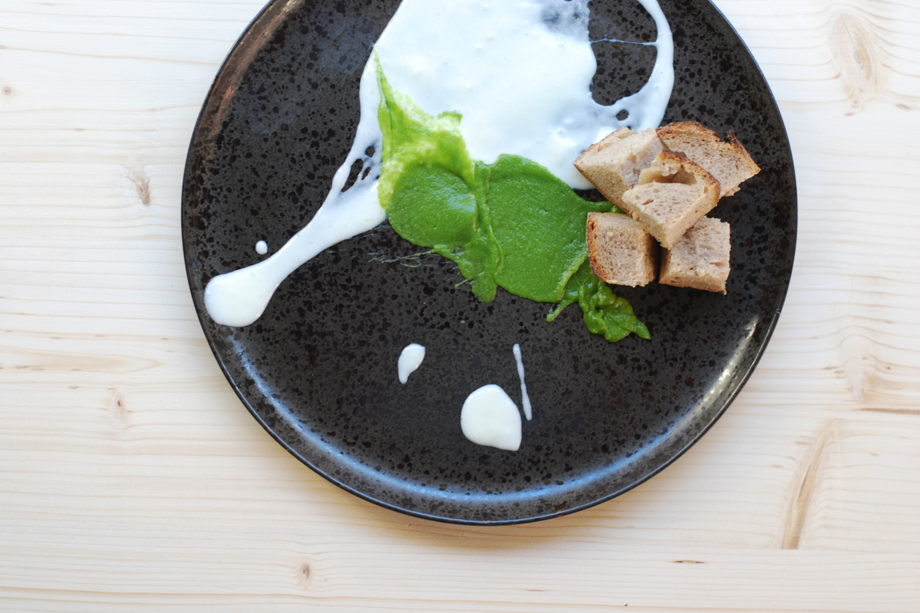 Diese Fondue-Version kommt im Chalait ab Januar auf den Teller: Zimmerwarmer geschlagener Geissenkäse mit Brot und Petersilienessenz.