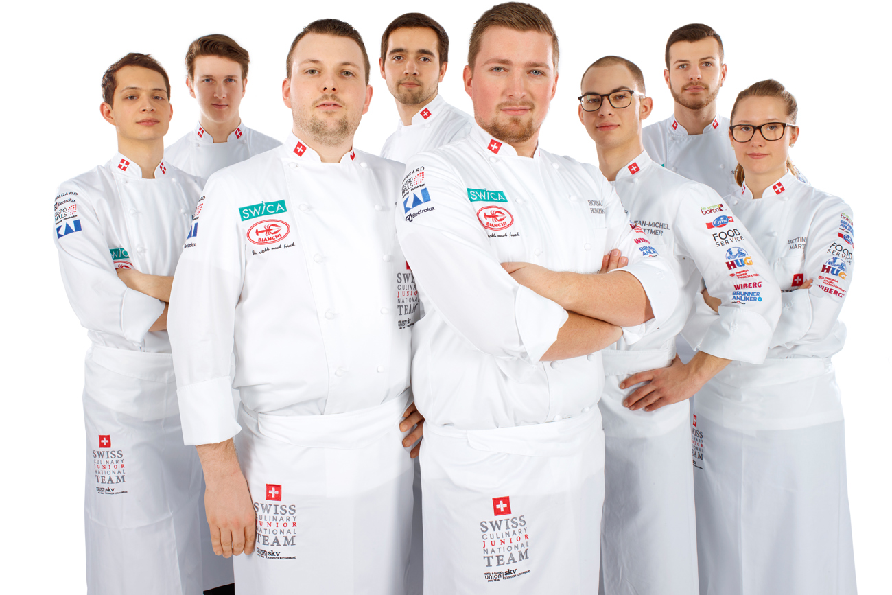 Teamchef Norman Hunziker (Mitte) will eine Erfolgsserie weiterführen: Die Schweizer Junioren-Kochnationalmannschaft siegte am World Culinary Cup bereits dreimal in Folge. Teamchef Norman Hunziker (Mitte) will eine Erfolgsserie weiterführen: Die Schweizer Junioren-Kochnationalmannschaft siegte am World Culinary Cup bereits dreimal in Folge.