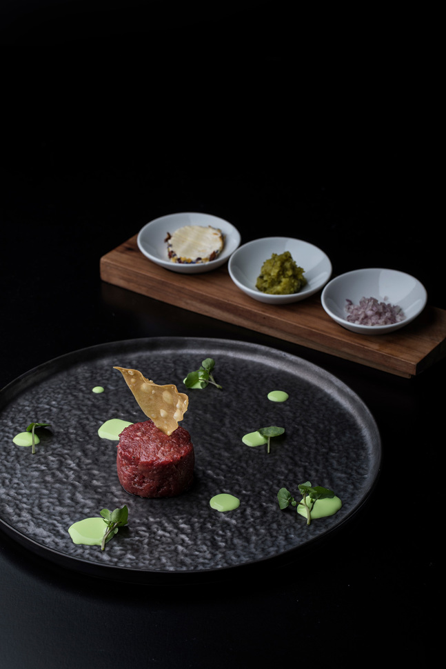 Roh sticht das intensive Eigenaroma hervor: Tatar vom Wagyu – von Mathias Loosli, Restaurant Schiff, Luzern.