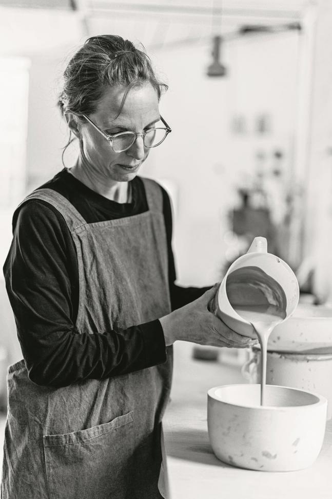 Bevor aus den Keramikscherben neues Geschirr wird, zerkleinert Nicole Lehner sie in einer Steinmühle und mischt sie mit neuer Porzellanmasse zu einem Schlickerguss.