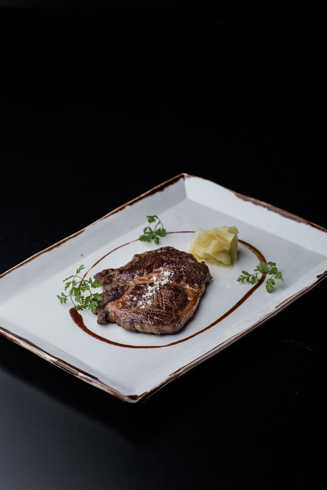 Die ungewöhnliche Struktur des Fleischs zeigt sich in kurz gebratenen Stücken: Ribeye vom Wagyu – von Mathias Loosli, Restaurant Schiff, Luzern.