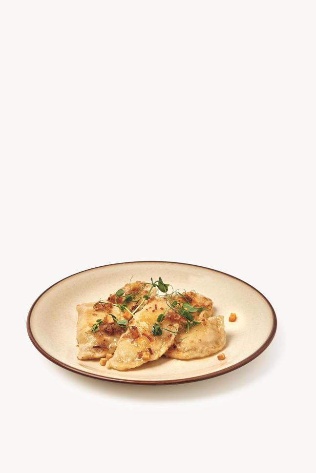 Pierogi Ruskie mit New Roots Cotta, Kartoffeln, Zwiebeln und knusprigem Räuchertofu Pierogi Ruskie mit New Roots Cotta, Kartoffeln, Zwiebeln und knusprigem Räuchertofu