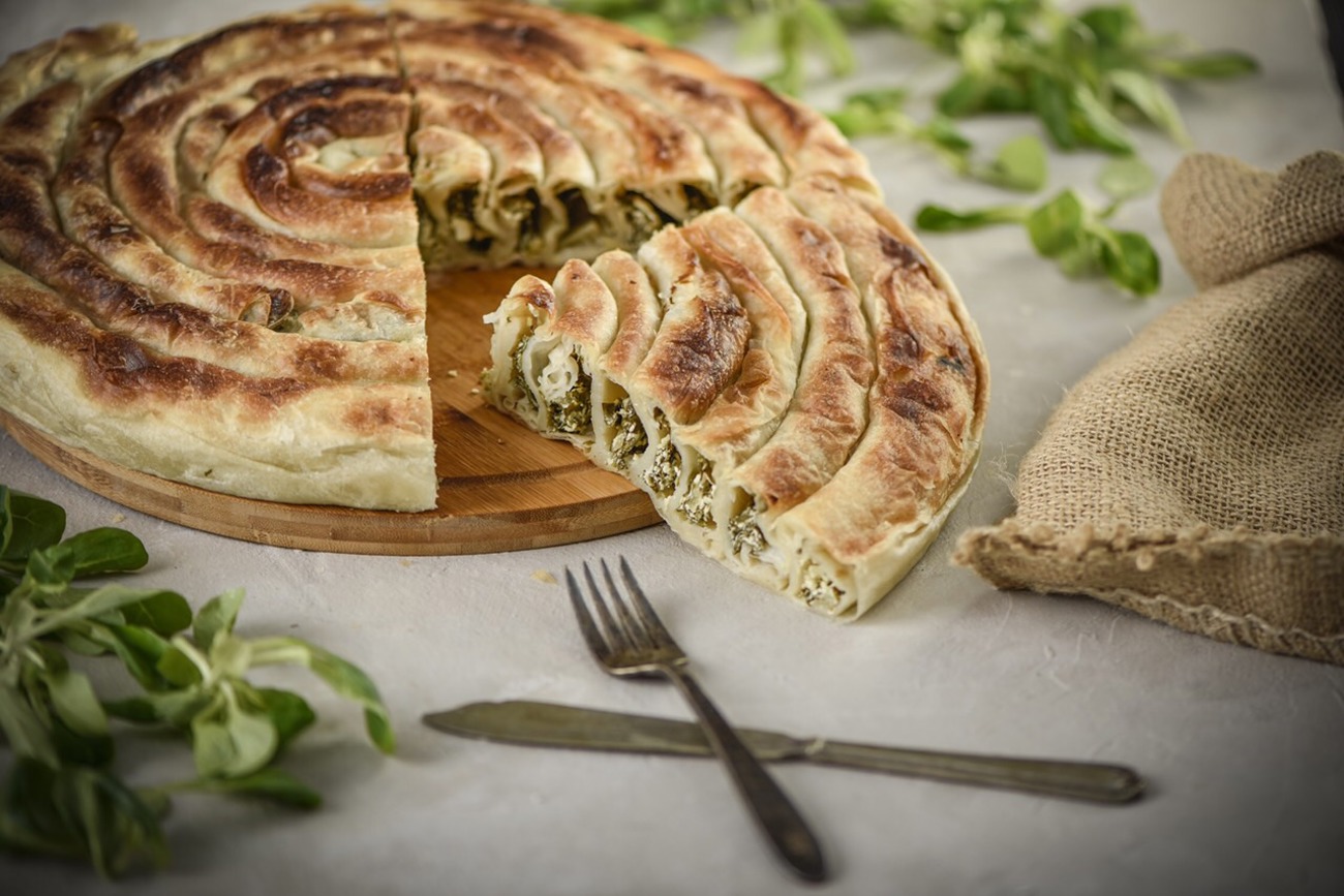 Den Volimburek gibts in vier verschiedenen Varianten: Burek (Fleisch), Sirnica (Käse), Krompirusa (Kartoffeln) und, hier auf dem Bild, Zeljanica (Spinat und Käse). 