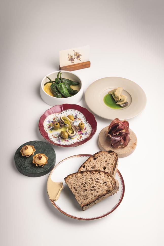 Pimientos del Padrón, Gilda, Jamón de León, Tortilla española in der Tartelette und Sauerteigbrot vom Eigenbrötler