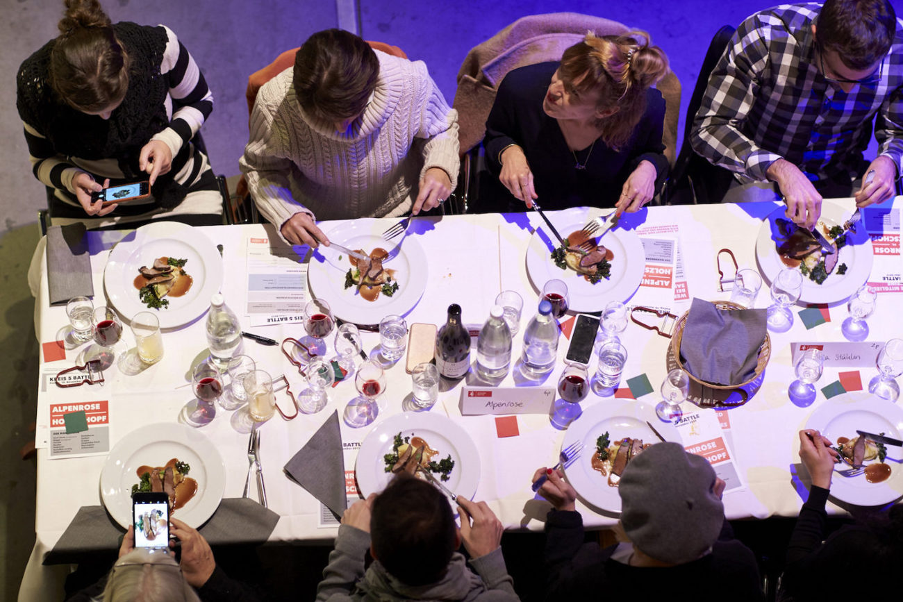 Gäste sitzen gemeinsam an der langen Tafel, bewerten die Köche und tauschen sich aus – so schnell kommen Fremde miteinander ins Gespräch. Das ist ein wichtiger Grund für den Erfolg des Kitchen-Battle-Konzepts.