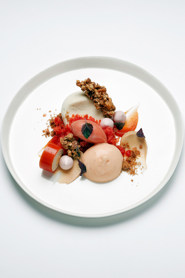 «Orangen» – Chili-Granité, Karamell, Crème Fraîche, Haselnuss-Crunch von Julien Duvernay, Restaurant Stucki, Basel – Foto: Marcel Studer