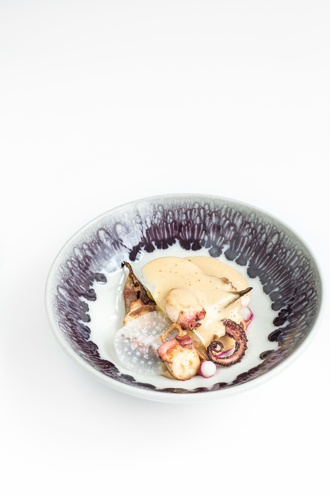 Pulpo, gegrillte Schalotten, Zwetschge und Miso