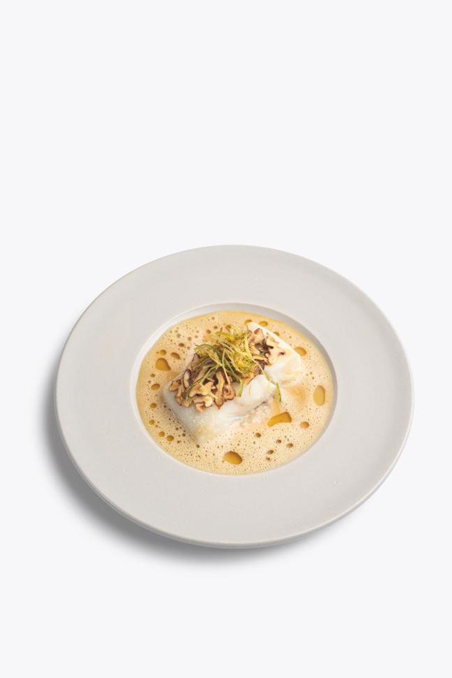 Heilbutt mit Molken-Koji an einer Sauerkraut-Beurre-blanc, dazu Pastinake mit Chasselat-Trauben-Konfiture und Walnussöl