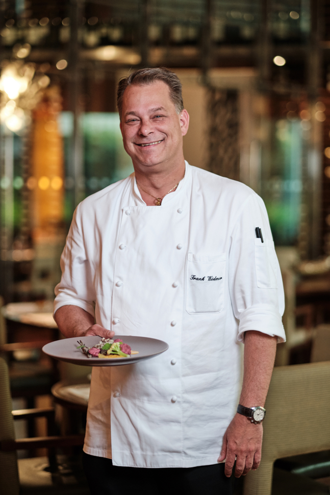 Frank Widmer, Executive Chef im Park Hyatt Zürich, verarbeitet pro Woche ein bis vier Kilogramm heimische Muscheln.