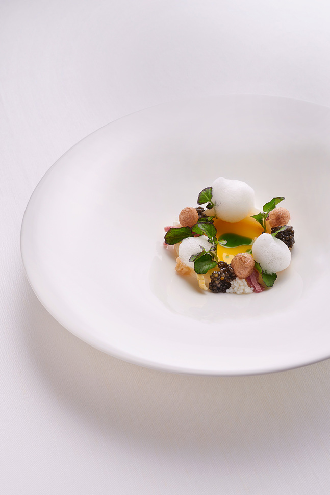 Weisser Spargel mit Ei, Kresse und Kaviar Weisser Spargel mit Ei, Kresse und Kaviar