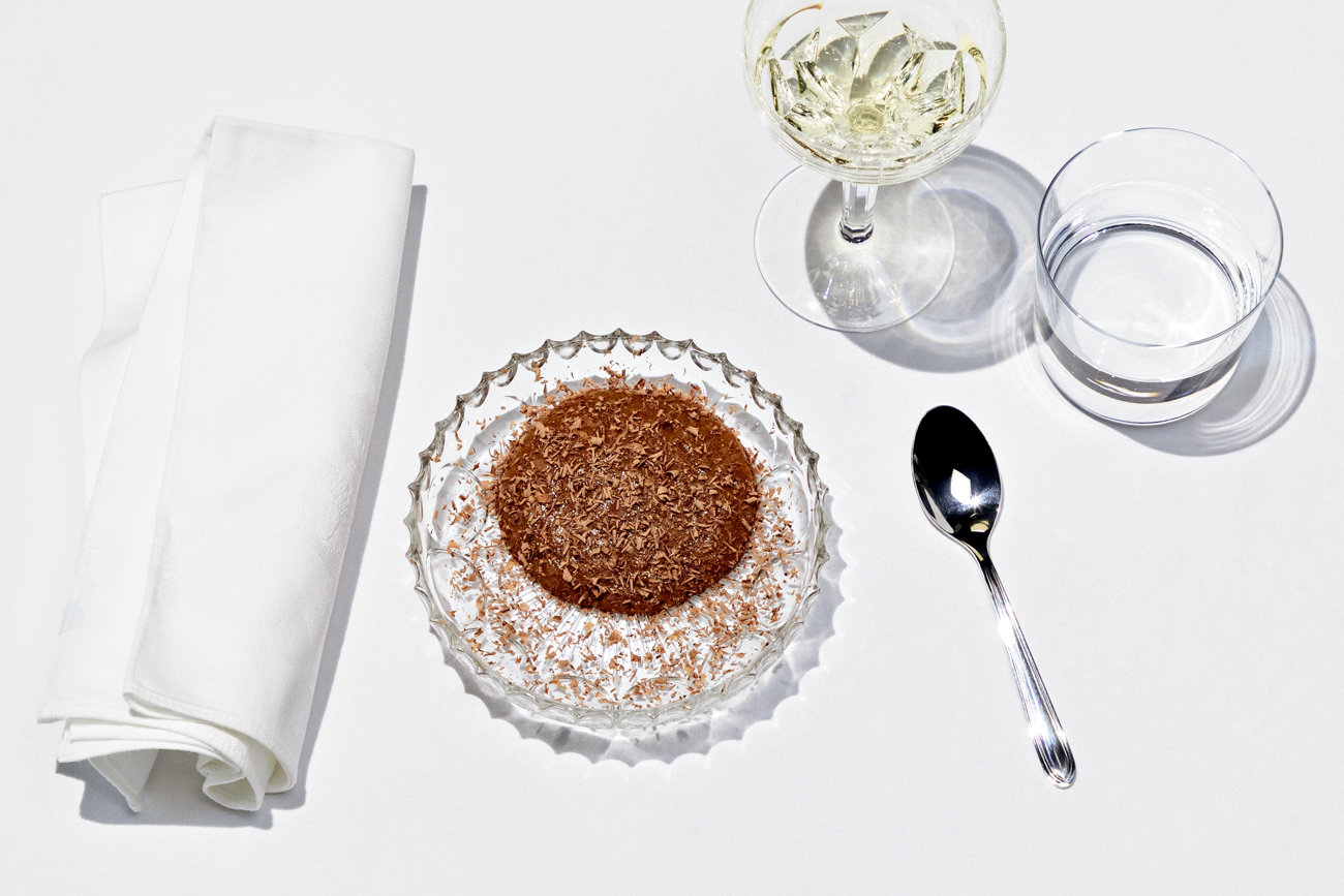 «Kakao wird es in einer klimaveränderten Zukunft sehr schwer haben», sagt Koch Markus Burkhard. «In meinem All-you-can’t-eat-Menü habe ich die Schokoladenmousse also durch einen Erdmandel-Espuma ersetzt – mit ein paar wenigen Schoko-Raspeln drauf. Sie sollen den Mangel versinnbildlichen.» «Kakao wird es in einer klimaveränderten Zukunft sehr schwer haben», sagt Koch Markus Burkhard. «In meinem All-you-can’t-eat-Menü habe ich die Schokoladenmousse also durch einen Erdmandel-Espuma ersetzt – mit ein paar wenigen Schoko-Raspeln drauf. Sie sollen den Mangel versinnbildlichen.»
