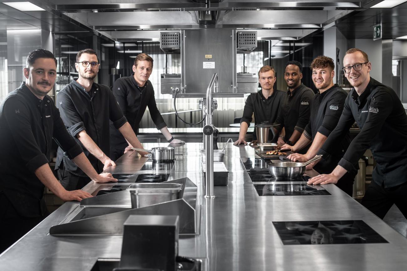 Eine Brigade mit Ambitionen: Pascal Hobler (Souschef), Sandro Roeder, Severin Beesten (Patissier), Anton Baecker, Asad Jaamac Adam, Ramon Sattler, Kevin Romes